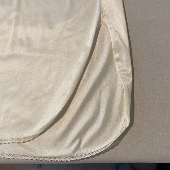 Vintage Vanity Fair Half Slip Womens Size S 100% Nylon Lace Trim Made in USA - Picture 4 of 5